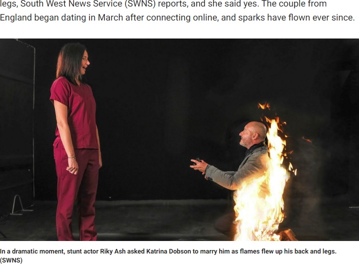 身体に火がついたままプロポーズするリッキーさん（画像は『Fox News　2020年8月11日付「Stunt actor proposes while on fire: ‘She was so shocked’」（SWNS）』のスクリーンショット）