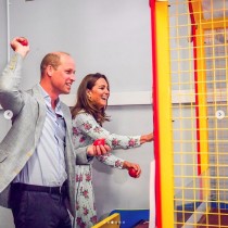 【イタすぎるセレブ達】ウィリアム王子・キャサリン妃夫妻、ゲームセンターではしゃぐ姿が「付き合いたてのカップルのよう」