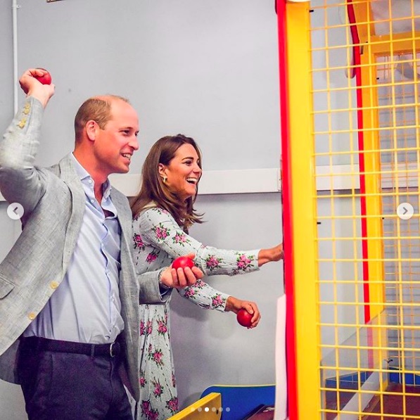 童心にかえってゲームを楽しむウィリアム王子・キャサリン妃夫妻（画像は『The Royal Family　2020年8月5日付Instagram「The Duke and Duchess of Cambridge have today carried out engagements in South Wales.」』のスクリーンショット）