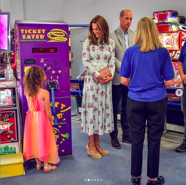 遊びに来ていた子供に優しく語りかけるキャサリン妃（画像は『The Royal Family　2020年8月5日付Instagram「The Duke and Duchess of Cambridge have today carried out engagements in South Wales.」』のスクリーンショット）