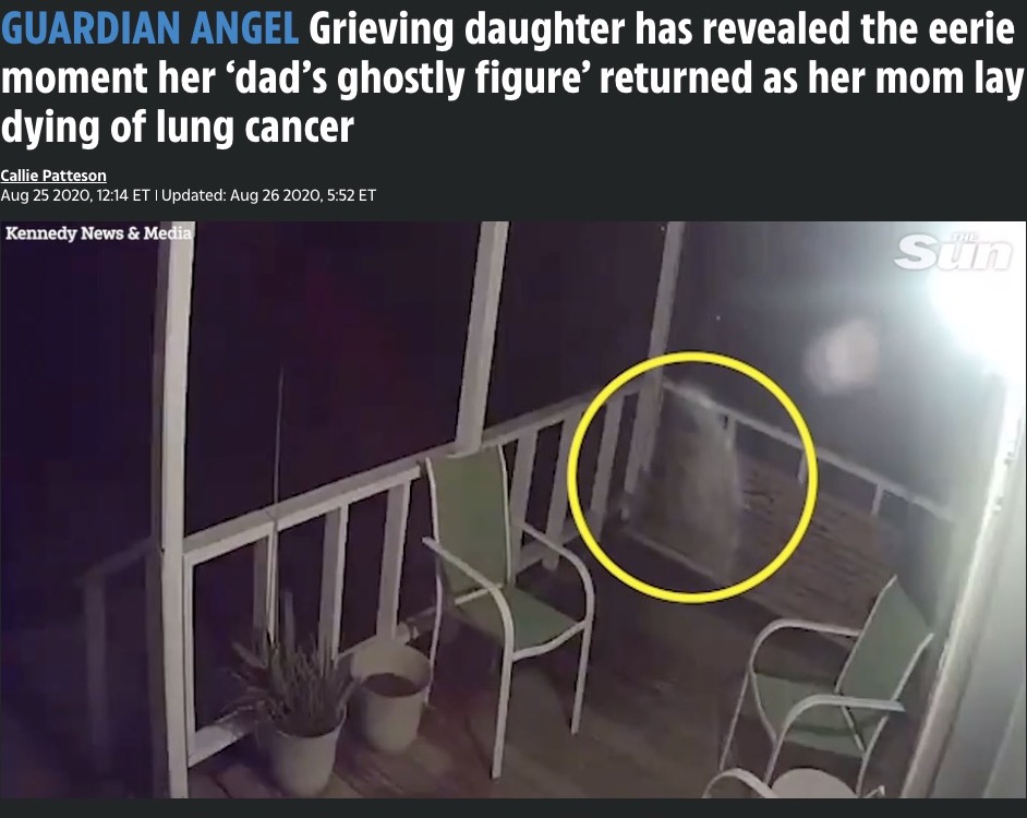監視カメラが捉えた白い影（画像は『The Sun US　2020年8月26日付「GUARDIAN ANGEL Grieving daughter has revealed the eerie moment her ‘dad’s ghostly figure’ returned as her mom lay dying of lung cancer」（Credit: Kennedy News and Media）』のスクリーンショット）