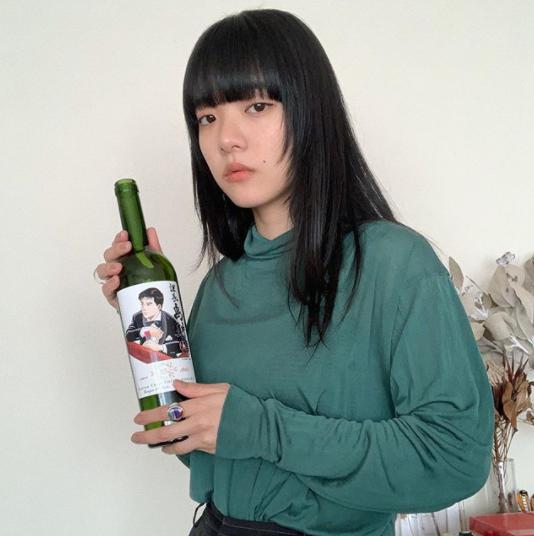 あいみょんが捨てられないという課長島耕作のワインボトル（画像は『aimyon　2020年2月10日付Instagram「捨てられないもの（1）」』のスクリーンショット）