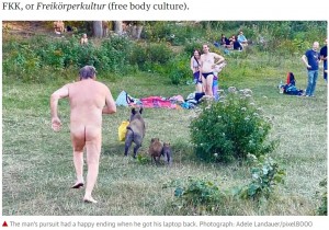 珍ハプニングに笑う周囲の人々（画像は『The Guardian　2020年8月7日付「You swine! German nudist chases wild boar that stole laptop」（Photograph: Adele Landauer/pixel8000）』のスクリーンショット）