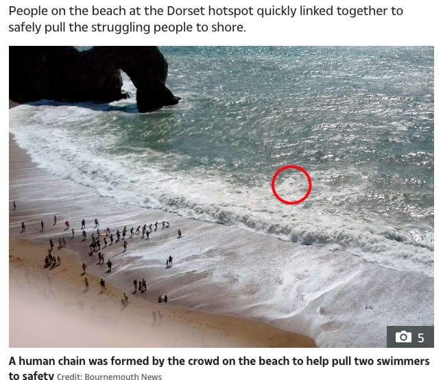 沖に流された人を救おうと「人間ロープ」を作る海水浴客（画像は『The Sun　2020年8月21日付「CHAIN OF LIFE Incredible moment crowd forms human chain to rescue two swimmers from surf at Durdle Door」（Credit: Bournemouth News）』のスクリーンショット）