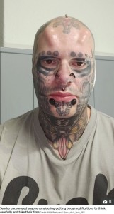 耳を取ってしまったサンドロさん（画像は『The Sun　2020年8月26日付「HEAD CASE Tattoo addict chops off his own EARS and spends ￡6,000 to make his head look like SKULL」（Credit: MDWfeatures / ＠mr._skull_face_666）』のスクリーンショット）