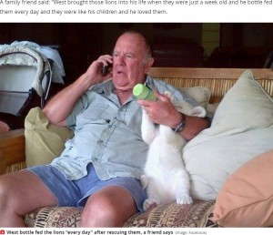 哺乳瓶でミルクをあげるウエストさん（画像は『Mirror　2020年8月27日付「Dad mauled to death by 400lb white lions during ‘rough play’ in front of wife」（Image: Facebook）』のスクリーンショット）