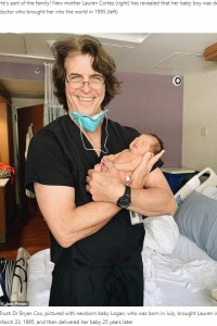 25年前と同じポーズをするコックス医師（画像は『Today News Post　2020年8月4日付「Doctor delivers new mom’s baby – 25 years after delivering her」』のスクリーンショット）