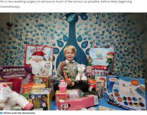 病気の子供たちのためにクリスマスのおもちゃを集めていた頃のエリオット君（画像は『Cornwall Live　2020年7月30日付「Selfless boy who gave away Christmas presents is diagnosed with brain tumour」』のスクリーンショット）