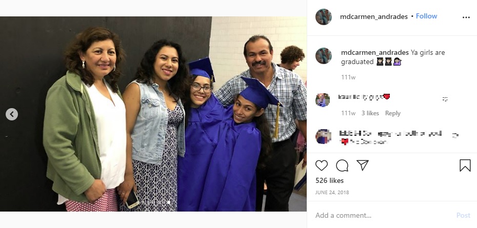 高校を卒業した2人（画像は『Carmen 2018年6月24日付Instagram「Ya girls are graduated」』のスクリーンショット）
