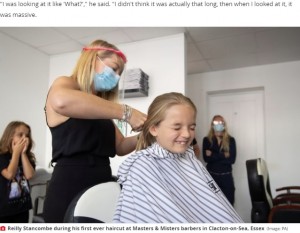 初めてのヘアカットで緊張気味のレイリー君（画像は『Mirror　2020年8月18日付「Boy, 9, with ‘Rapunzel locks’ has first ever haircut to make wigs for cancer patients」（Image: PA）』のスクリーンショット）