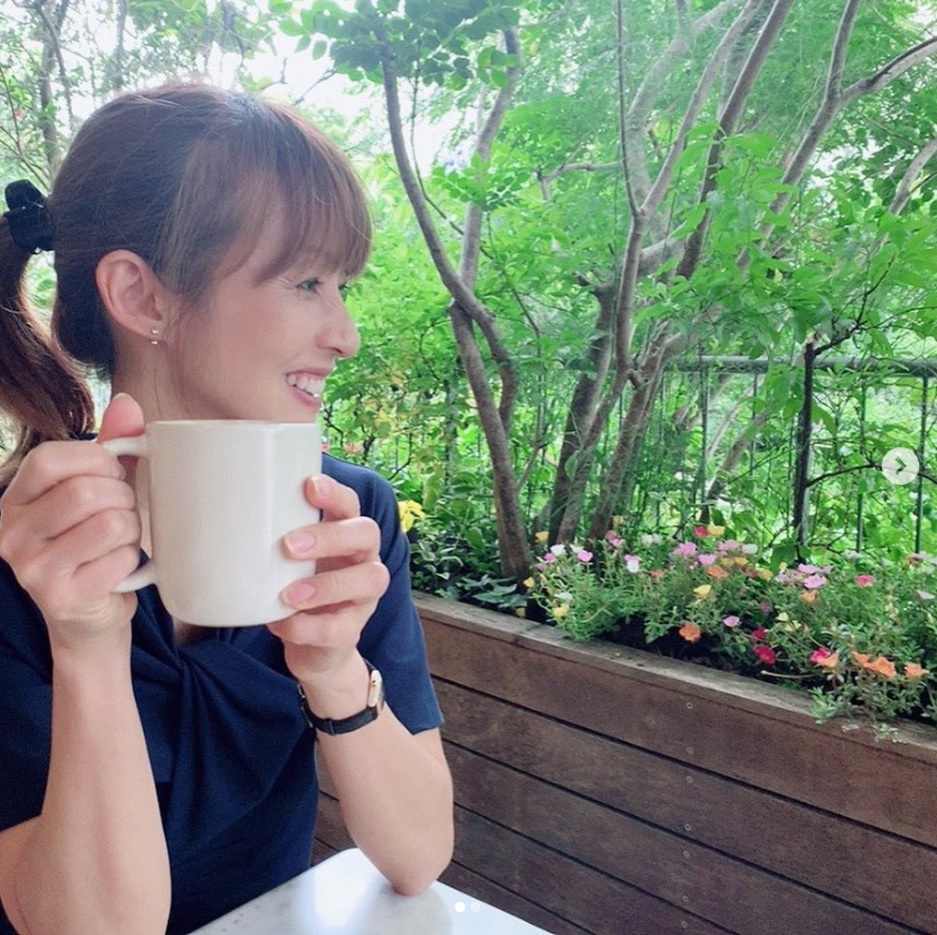 ドッグカフェでひと休みする花田美恵子（画像は『Mieko Hanada　2020年7月31日付Instagram「渋谷から歩いて5分」』のスクリーンショット）