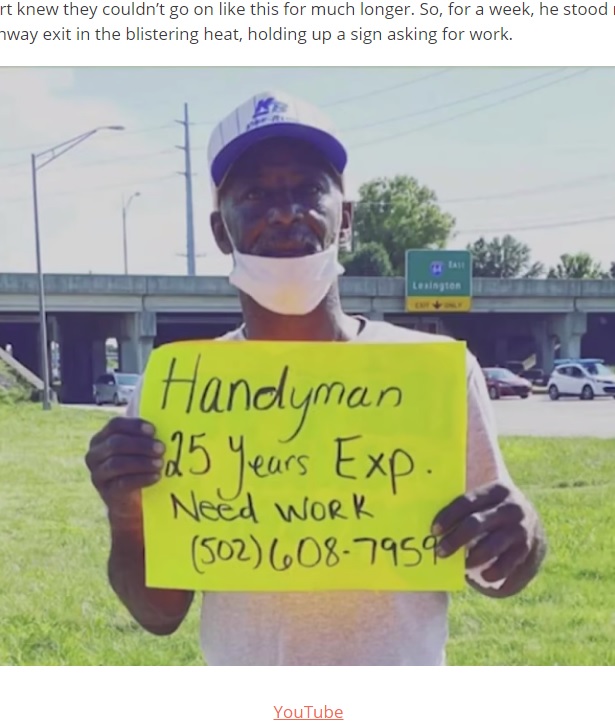 仕事を求めて街頭に立つ男性（画像は『InspireMore.com　2020年8月10日付「Homeless Handyman Lands Job After Holding Sign For Hrs In Kentucky Heat.」（YouTube）』のスクリーンショット）