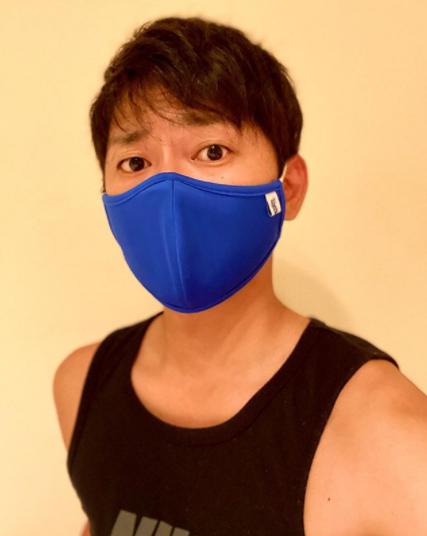 今井翼の青マスク姿（画像は『今井翼　2020年8月11日付Instagram「マスク ベイスターズ」』のスクリーンショット）