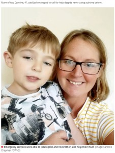 ジョシュ君と母のキャロラインさん（画像は『Mirror　2020年8月27日付「Hero boy, five, saves mum’s life after calling number on toy ambulance」（Image: Caroline Chapman / SWNS）』のスクリーンショット）