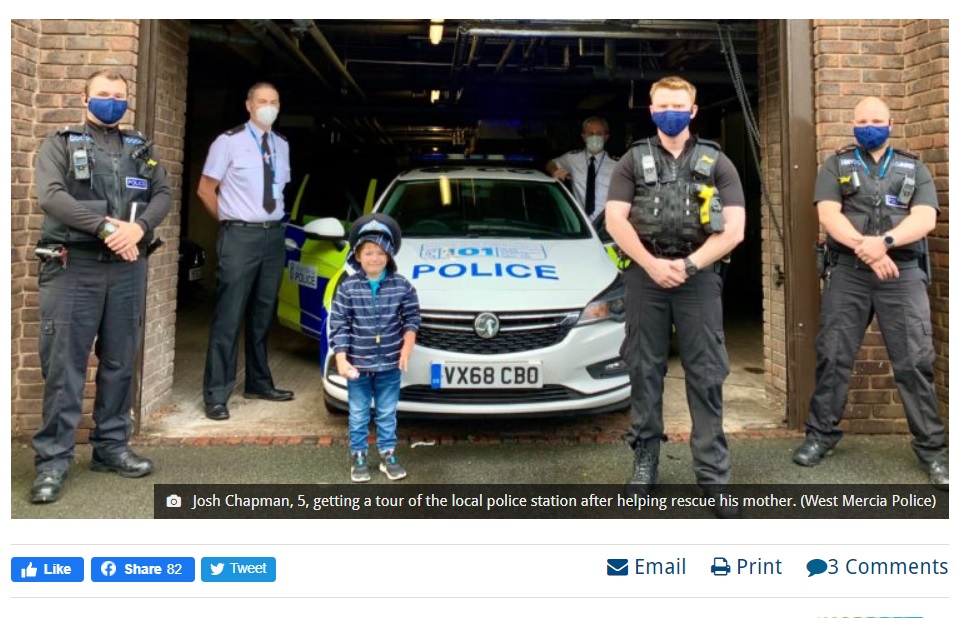 警察官と記念撮影するジョシュ君（画像は『World Israel News　2020年8月27日付「British boy, 5, saves mom by dialing number on his toy ambulance」（West Mercia Police）』のスクリーンショット）