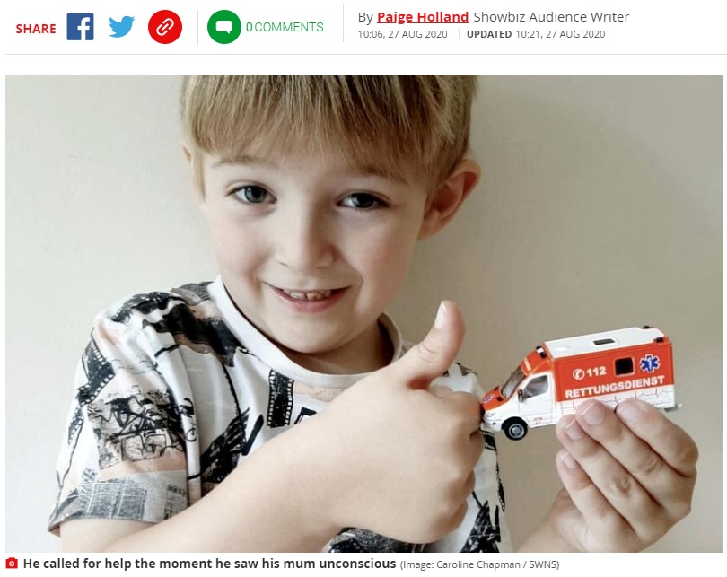 おもちゃの救急車を見せる5歳の男の子（画像は『Mirror　2020年8月27日付「Hero boy, five, saves mum’s life after calling number on toy ambulance」（Image: Caroline Chapman / SWNS）』のスクリーンショット）