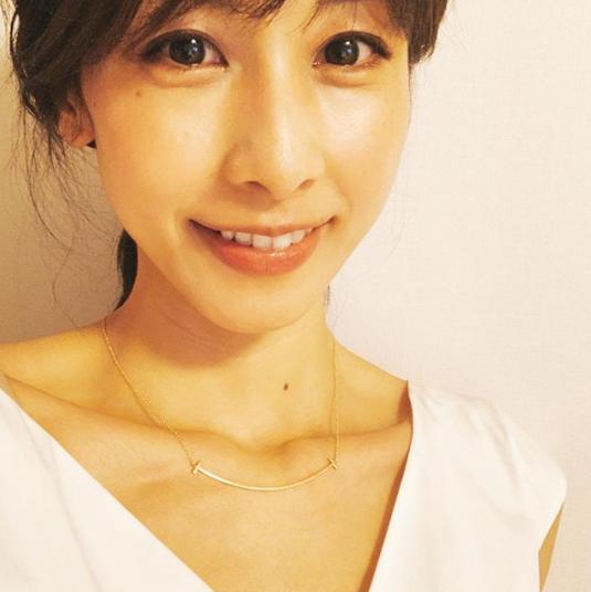 ティファニーのネックレスをつけた加藤綾子（画像は『加藤綾子　2020年8月18日付Instagram「明日のホンマでっかTVは2時間スペシャル」』のスクリーンショット）