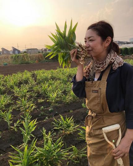 新生姜の香りを楽しむ加藤紀子（画像は『katonoriko　2020年8月9日付Instagram「抜きたて新生姜」』のスクリーンショット）