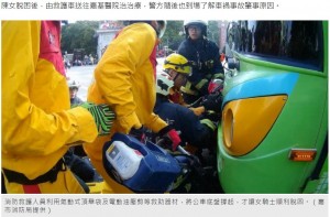 【海外発！Breaking News】バイクごとバスに衝突した女性、フロントボディに両脚が突き刺さる（台湾）