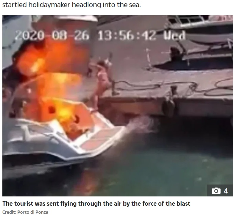 ボートが爆発し火柱が上がる瞬間（画像は『The Sun　2020年8月30日付「BOAT BLAST Shocking moment holidaymaker thrown into the sea after motorboat explodes while fuelling up in Italy」（Credit: Porto di Ponza）』のスクリーンショット）