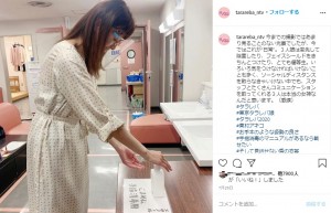 手指を消毒する榮倉奈々（画像は『スペシャルドラマ『東京タラレバ娘2020』【公式】　2020年7月26日付Instagram「今までの撮影ではあまり見ることのない光景でしたが、今ではこれが“日常”。」』のスクリーンショット）