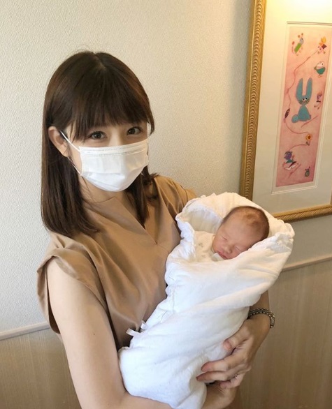 出産した我が子を抱いた小倉優子（画像は『小倉優子 ☆ゆうこりん☆　2020年7月27日付Instagram「退院して落ち着いてから皆さまにご報告させていただこうと思っておりましたが、」』のスクリーンショット）