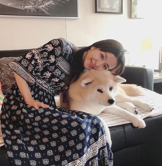 秋田犬と和む大桃美代子（画像は『大桃美代子　2020年8月8日付Instagram「おはようございます。」』のスクリーンショット）