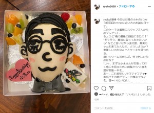 小木そっくりのバースデーケーキ（画像は『Ryoko Moriyama　2020年8月16日付Instagram「今日はお隣の小木の4じゅう何回目かの50に近い方のお誕生日です。」』のスクリーンショット）