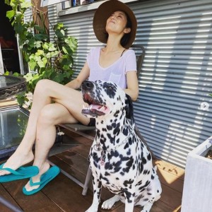 高岡早紀、愛犬と屋上で（画像は『高岡早紀　2020年8月5日付Instagram「屋上が気持ち良くて～」』のスクリーンショット）