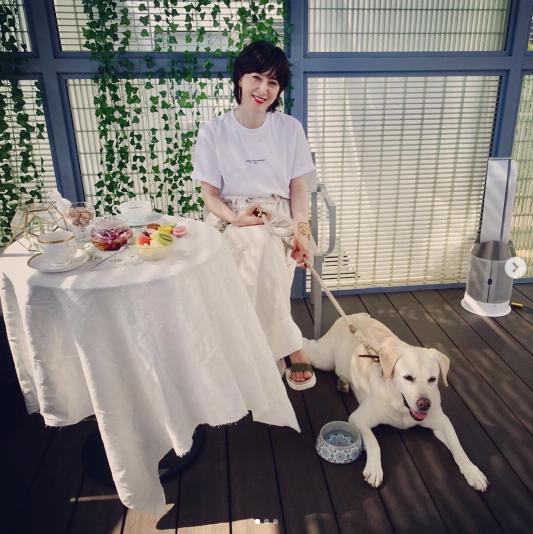 滝川クリステルと愛犬アリス（画像は『滝川クリステル　2020年8月4日付Instagram「みなさん、こんにちは」』のスクリーンショット）
