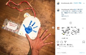 玉木宏の3歳の誕生日の手形（画像は『玉木宏　2020年1月14日付Instagram「＃3歳の手にしちゃ大きいな」』のスクリーンショット）