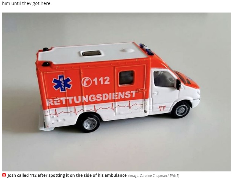 ジョシュ君のお気に入りの救急車（画像は『Mirror　2020年8月27日付「Hero boy, five, saves mum’s life after calling number on toy ambulance」（Image: Caroline Chapman / SWNS）』のスクリーンショット）