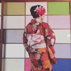 KEITA MARUYAMAの浴衣を着た渡辺満里奈（画像は『渡辺満里奈　2020年8月15日付Instagram「軒並み、夏祭りやら花火大会が開催できず、浴衣を着る機会もお預けな今年」』のスクリーンショット）