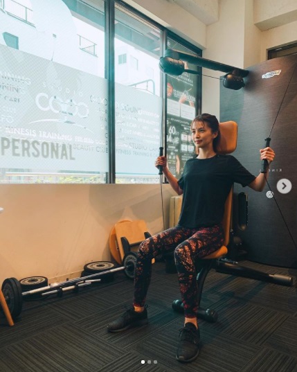 ジムでトレーニングに励む安田美沙子（画像は『安田美沙子　2020年8月15日付Instagram「ジムへ。」』のスクリーンショット）
