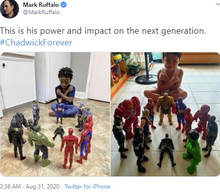 ヒーローのフィギュアに囲まれて眠るブラックパンサーと子供たち（画像は『Mark Ruffalo　2020年8月31日付Twitter「This is his power and impact on the next generation.」』のスクリーンショット）