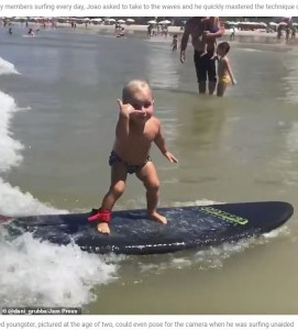 ポーズを決めるジョアン君（画像は『Worldvoz.com　2020年9月3日付「Boy, four, learned how to ride waves unaided at the age of two」（＠dani_grubba/Jam Press）』のスクリーンショット）