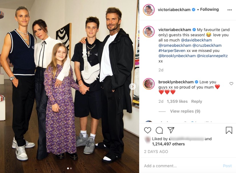 出席できなかった長男ブルックリンから「愛してるよ」とメッセージも（画像は『Victoria Beckham　2020年9月22日付Instagram「My favourite （and only） guests this season!」』のスクリーンショット）