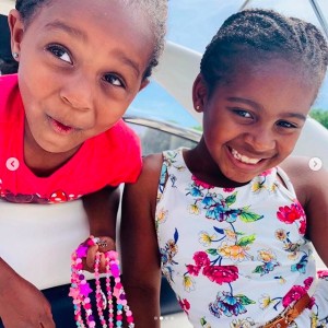 シャーリーズの子供達、ジャクソンちゃん（8）とオーガストちゃん（5）（画像は『Charlize Theron　2020年9月25日付Instagram「My heart belongs to these two beautiful powerhouses.」』のスクリーンショット）