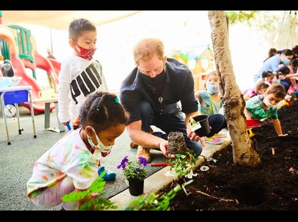 夫妻はこの日、朗読の披露も（画像は『Assistance League of LA　2020年9月1日付Instagram「The children of our Preschool Learning Center got a wonderful surprise when The Duke and Duchess of Sussex visited yesterday!」』のスクリーンショット）