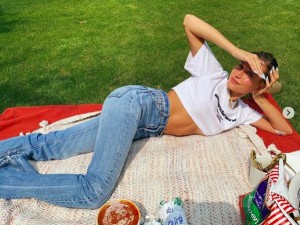 スラリと伸びた美脚を披露するヘイリー（画像は『Hailey Baldwin Bieber　2020年9月13日付Instagram「picnic lady」』のスクリーンショット）