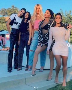 ケンダル、コートニー、クロエ、キム、カイリーの仲良し5姉妹（画像は『Kim Kardashian West　2019年7月2日付Instagram「EVERYTHING」』のスクリーンショット）
