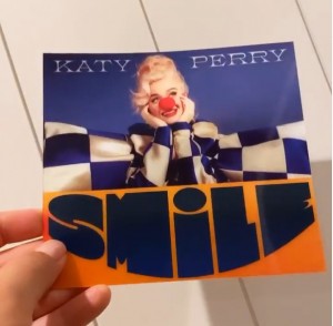 ケイティ・ペリーのニューアルバム『Smile』（画像は『KATY PERRY　2020年8月9日付Instagram「Literally getting my smile back（and forth and back and forth...）」』のスクリーンショット）