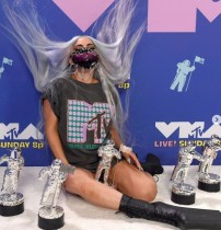 【イタすぎるセレブ達】レディー・ガガ、5冠達成した「MTV VMA」で次々と衣装チェンジ　マスクコレクションも披露