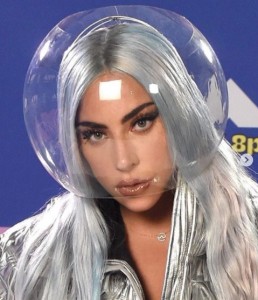 丸いフェイスシールドでレッドカーペットに登場したガガ（画像は『Lady Gaga　2020年8月30日付Instagram「I was wearing face shields before it was a thing」』のスクリーンショット）