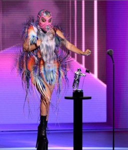 孔雀のようなドレスを着たガガ、ピンクのマスクで受賞スピーチに登場（画像は『Lady Gaga　2020年8月30日付Instagram「＃VMAs」』のスクリーンショット）