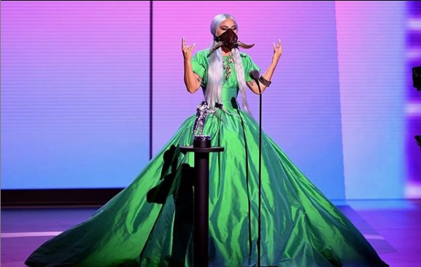 エメラルドグリーンのドレスと牙の付いたレザーマスク姿のガガ（画像は『Lady Gaga　2020年8月30日付Instagram「＃VMAs」』のスクリーンショット）