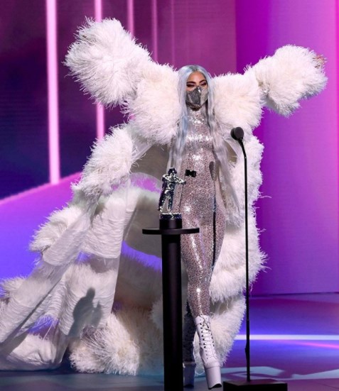 シルバーのマスクとキャットスーツに、ダチョウの羽根のコートを羽織って登場したガガ（画像は『Lady Gaga　2020年8月30日付Instagram「＃VMAs」』のスクリーンショット）