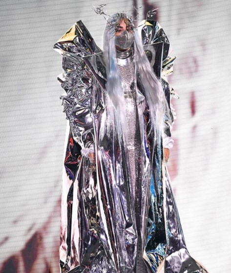 VMA初となるトリコン賞を受賞したガガ、シルバーのコートでスピーチを行う（画像は『Lady Gaga　2020年8月30日付Instagram「＃VMAs」』のスクリーンショット）