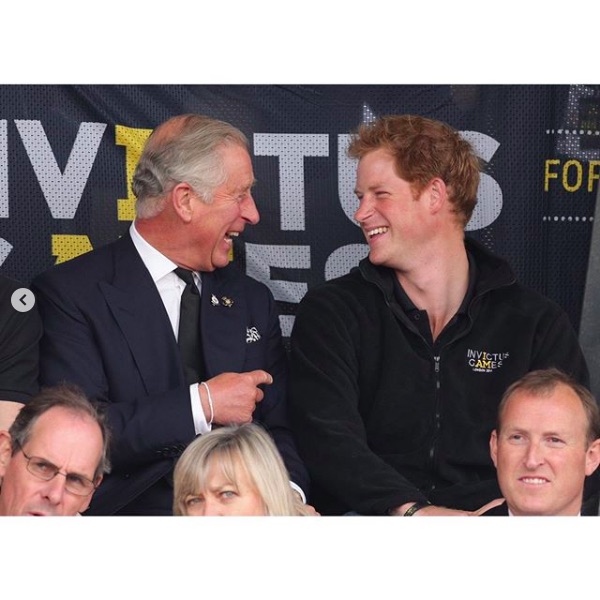 父子ショットに「この笑顔はもう何年も見ていない」の声も（画像は『Clarence House　2020年9月15日付Instagram「Wishing a very happy birthday to The Duke of Sussex today!」』のスクリーンショット）