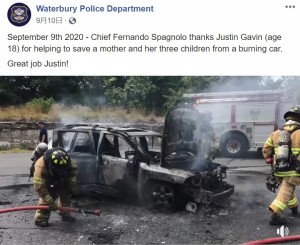 救助された4人が乗っていた車（画像は『Waterbury Police Department　2020年9月9日付Facebook「September 9th 2020 - Chief Fernando Spagnolo thanks Justin Gavin（age 18） for helping to save a mother and her three children from a burning car.」』のスクリーンショット）